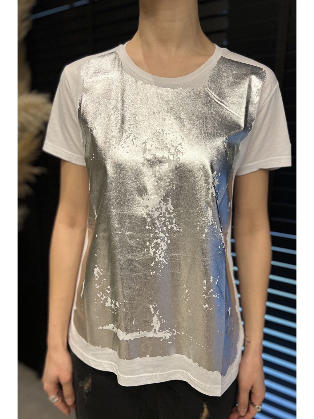 Beyaz Ön Varak Baskılı Bisiklet Yaka Kadın Tişört-3