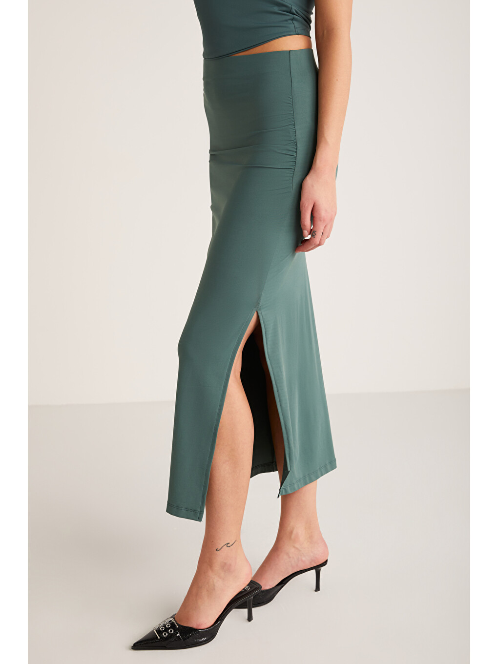 Madıson Kadın Slim Fit Dar Kesim Vücuda Oturan Yırtmaç Detaylı Beli Lastikli Örme Yeşil Etek-2