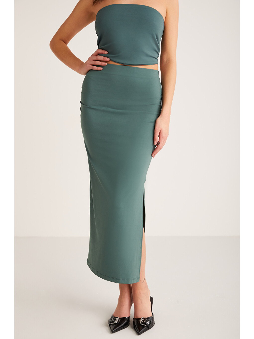 Madıson Kadın Slim Fit Dar Kesim Vücuda Oturan Yırtmaç Detaylı Beli Lastikli Örme Yeşil Etek-3