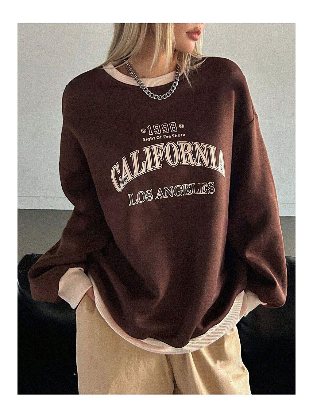 Trendseninle Kahverengi Kadın Kahverengi California Baskılı Bisiklet Yaka Bej Yaka Detay Oversize Sweatshirt