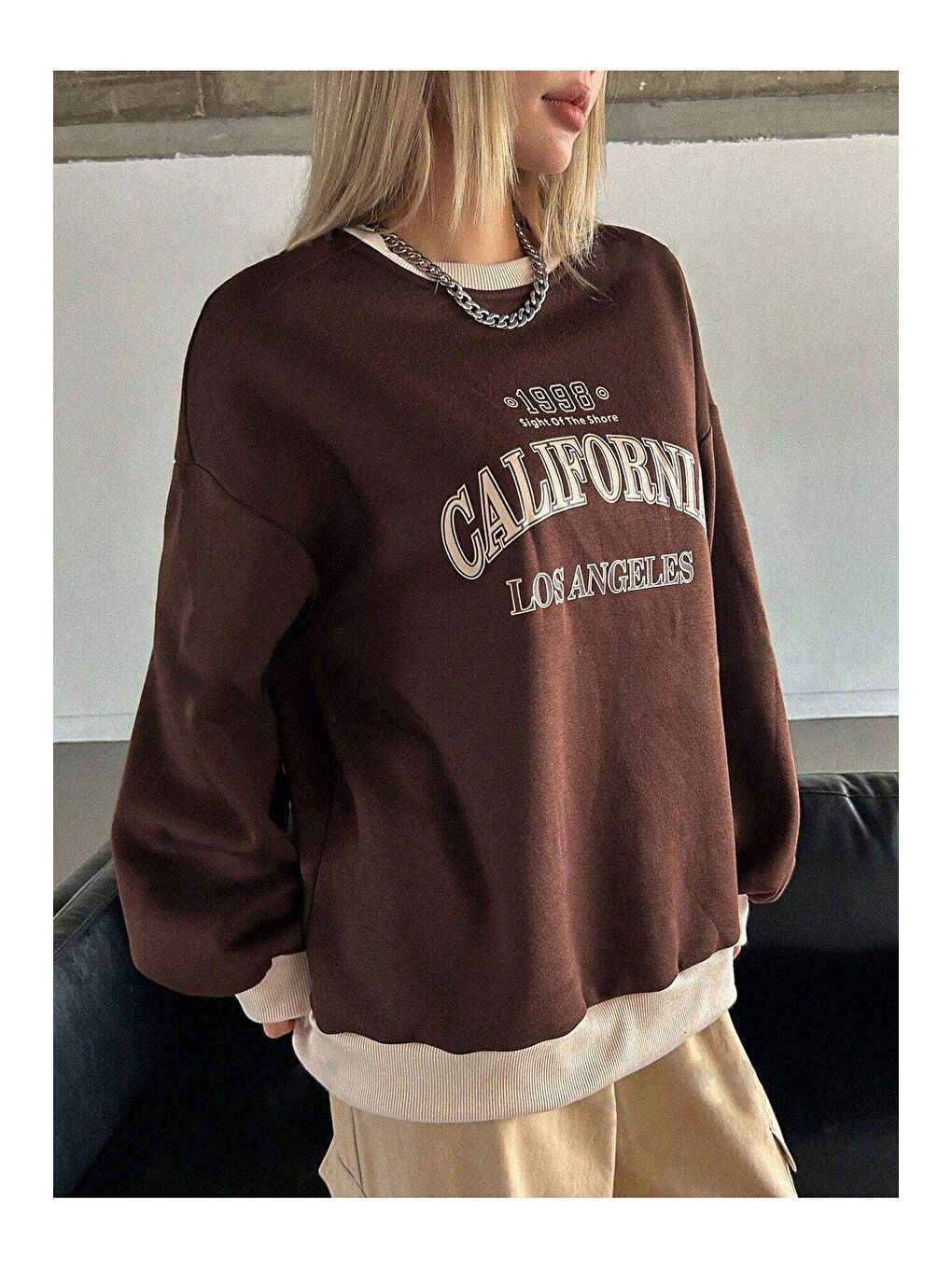 Trendseninle Kahverengi Kadın Kahverengi California Baskılı Bisiklet Yaka Bej Yaka Detay Oversize Sweatshirt - 1