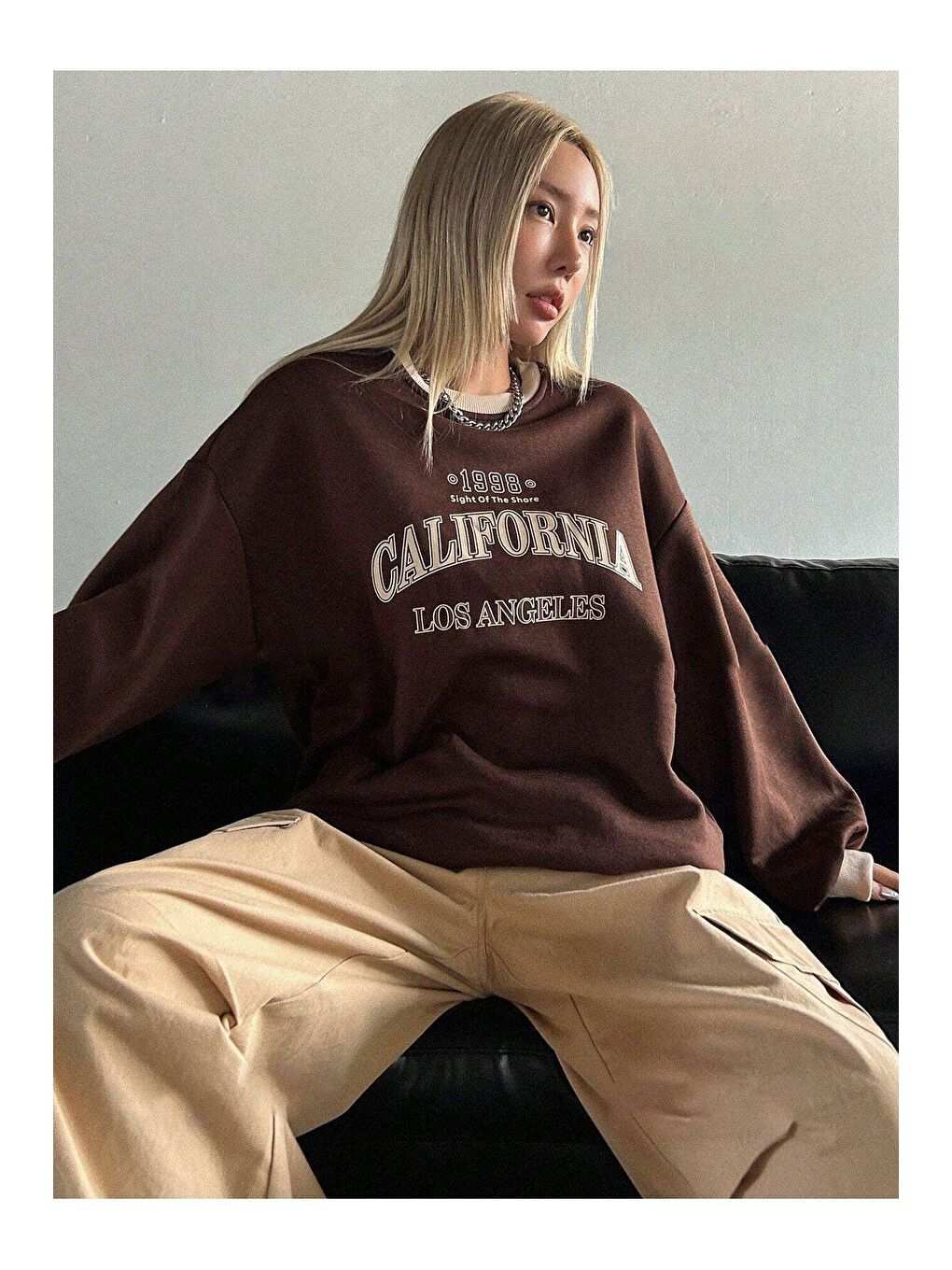 Trendseninle Kahverengi Kadın Kahverengi California Baskılı Bisiklet Yaka Bej Yaka Detay Oversize Sweatshirt - 3