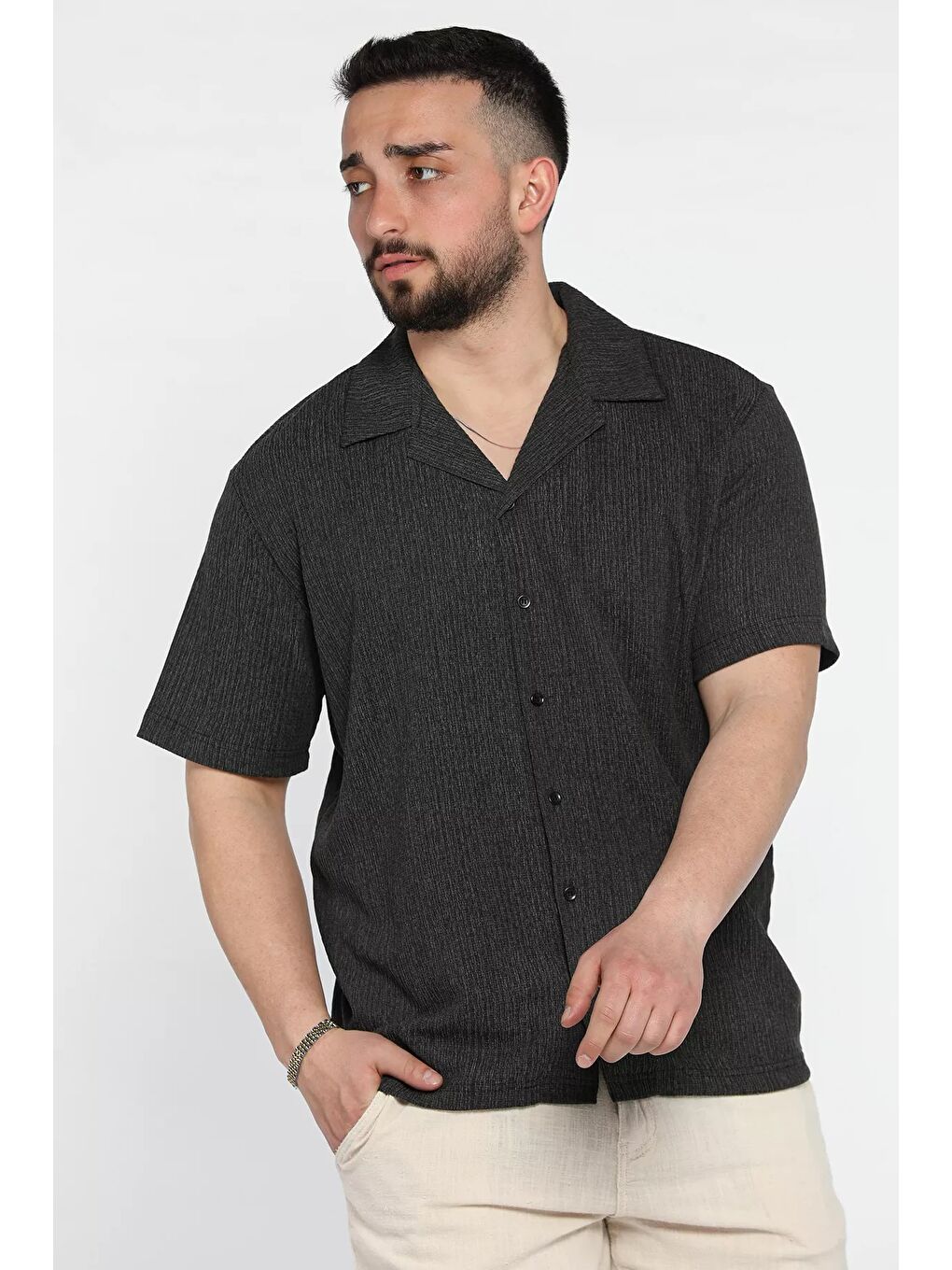 Siyah Apaş Yaka Kısa Kol Erkek Gömlek