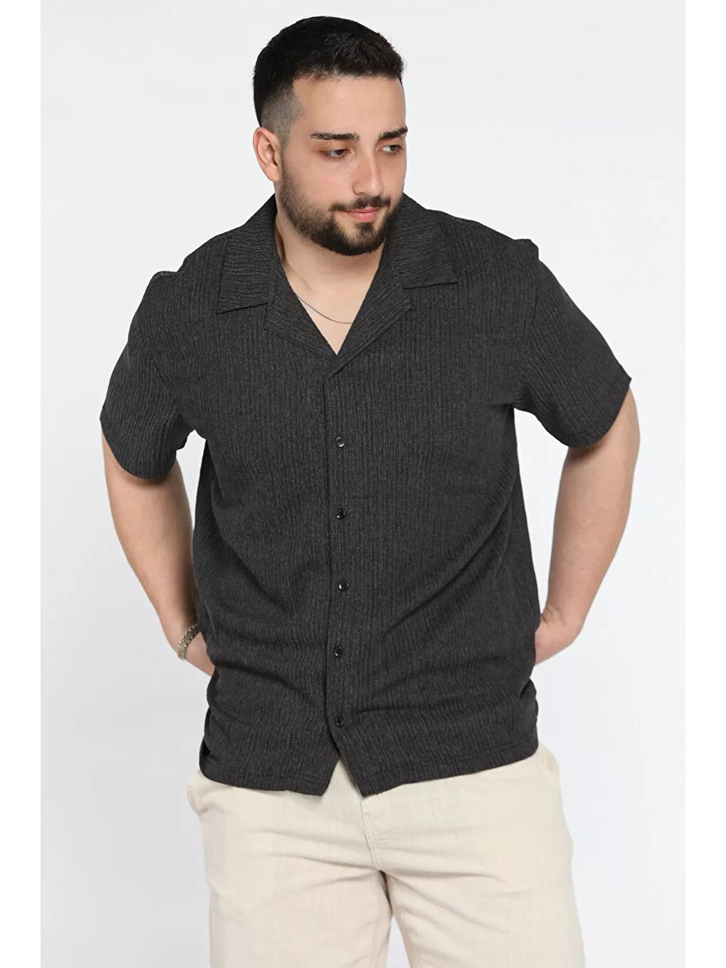 Siyah Apaş Yaka Kısa Kol Erkek Gömlek-1