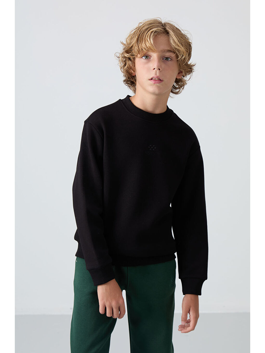 Siyah Pamuklu Kalın İçi Tüylü Yumuşak Dokulu Standart Fit Nakışlı Erkek Çocuk Sweatshirt - 11232-7