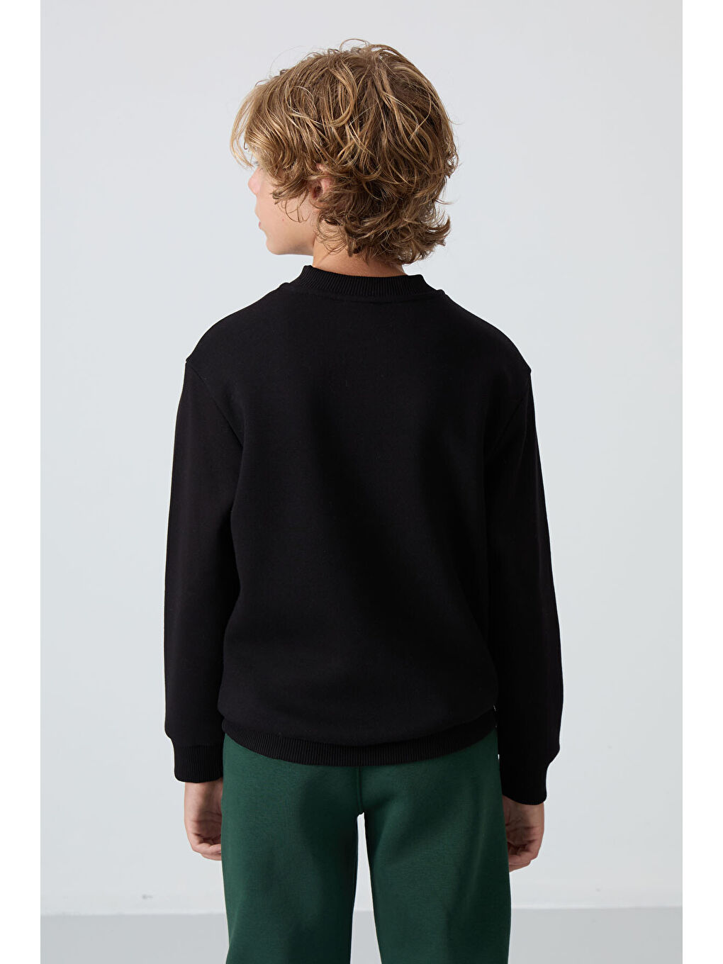 Siyah Pamuklu Kalın İçi Tüylü Yumuşak Dokulu Standart Fit Nakışlı Erkek Çocuk Sweatshirt - 11232-9