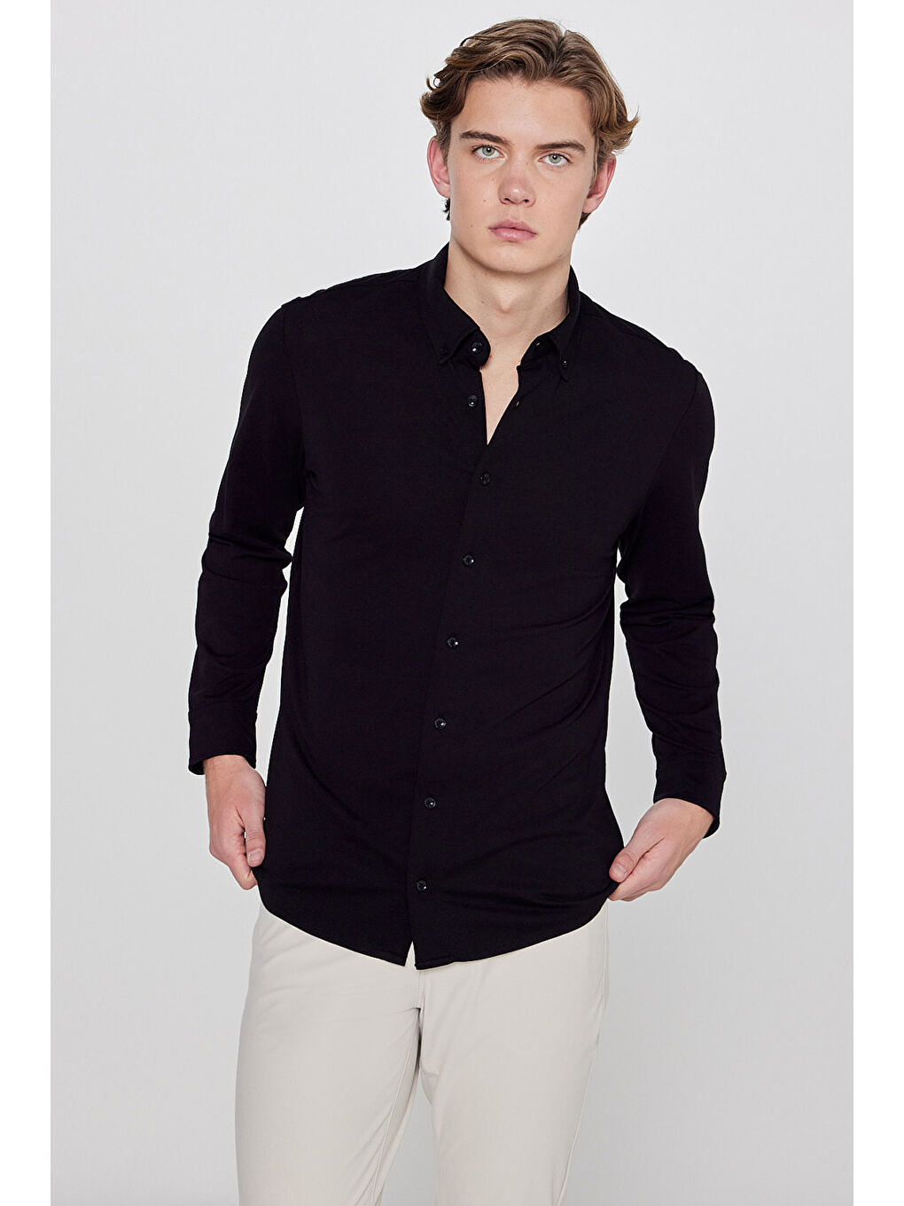 Siyah Pamuklu Slim Fit Dar Kesim Klasik Yaka Örme Gömlek