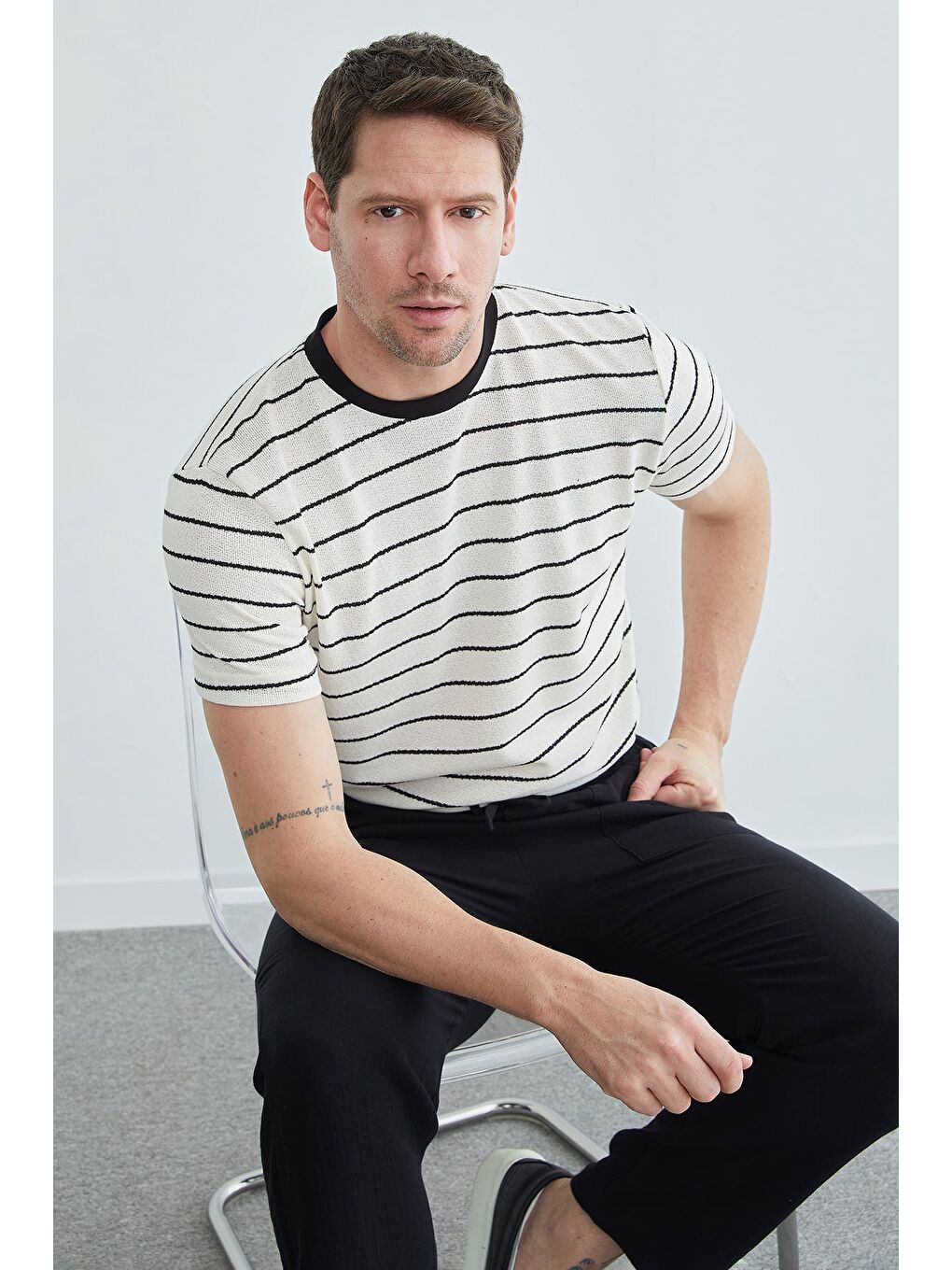 Ekru Çizgili Bisiklet Yaka Triko Tişört-1