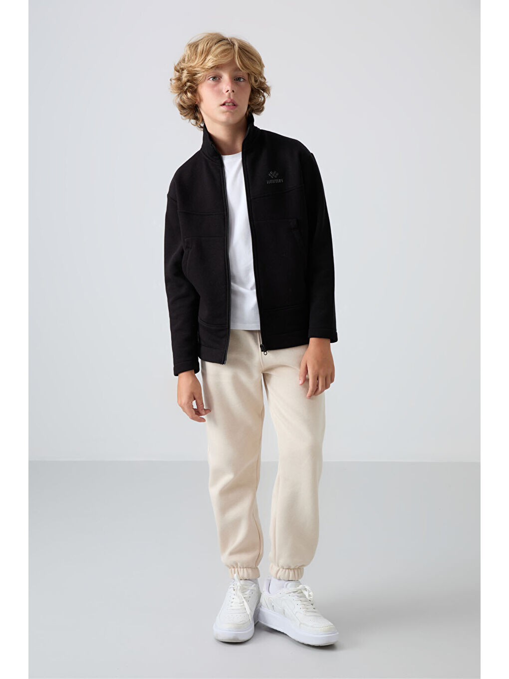 Siyah Pamuklu Kalın İçi Tüylü Yumuşak Dokulu Standart Fit Nakışlı Erkek Çocuk Sweatshirt - 11245-1