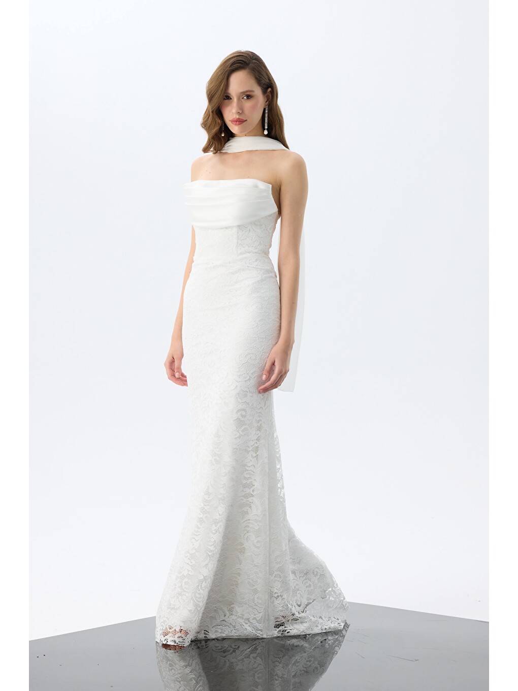 Beyaz Şallı Straplez Dantelli Nikah Elbisesi