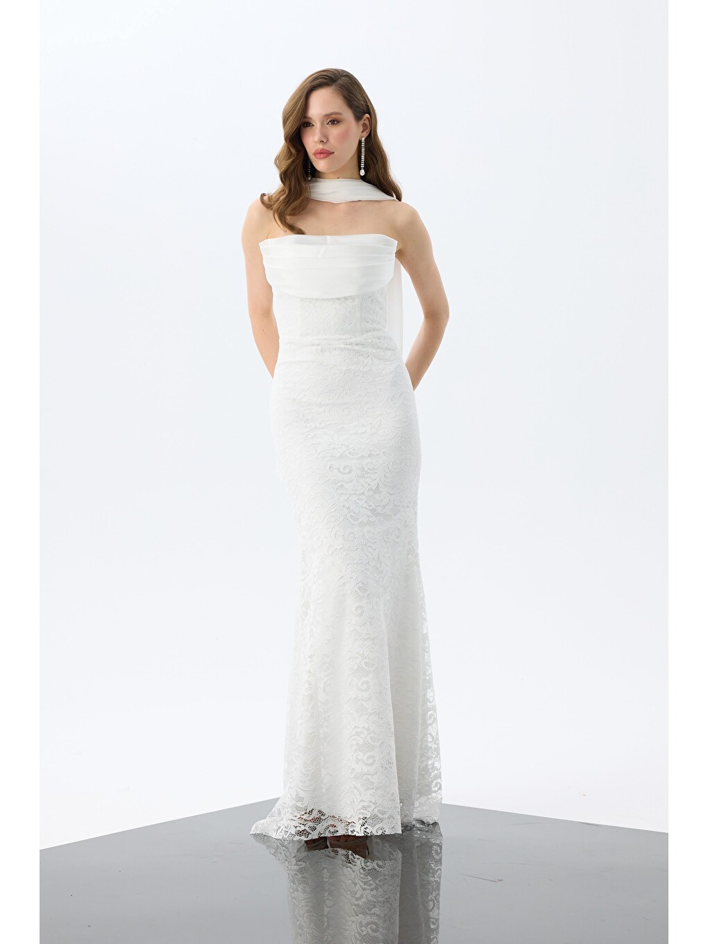 Beyaz Şallı Straplez Dantelli Nikah Elbisesi-3