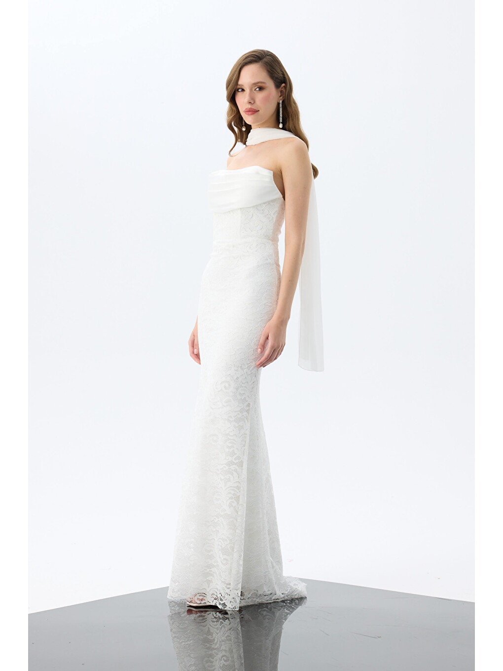 Beyaz Şallı Straplez Dantelli Nikah Elbisesi-4