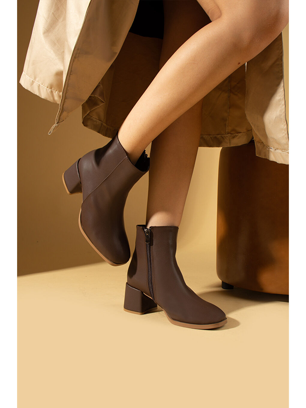Kahverengi Küt Burunlu Fermuarlı Rahat Taban Kadın Bot 69-5002-24Cilt