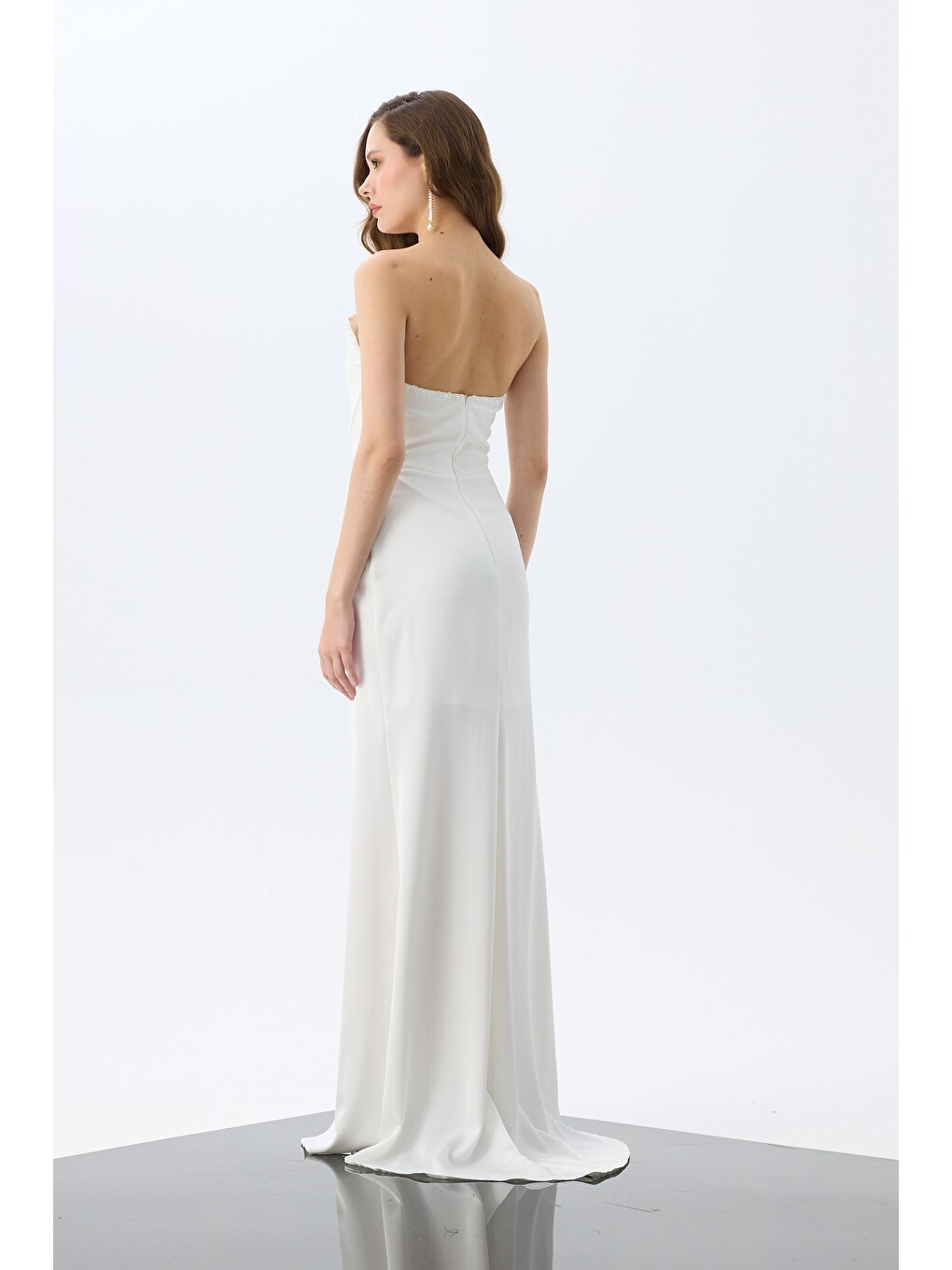 Beyaz Yırtmaçlı Yakası Taşlı Saten Nikah Elbisesi-6