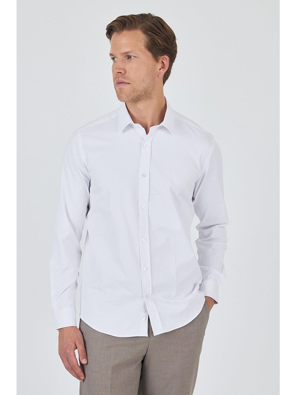 Beyaz Uzun Kol Düz Bez Ayağı Sert Yaka Cepsiz Pamuklu Classic Slim Fit Gömlek 1004250211-1