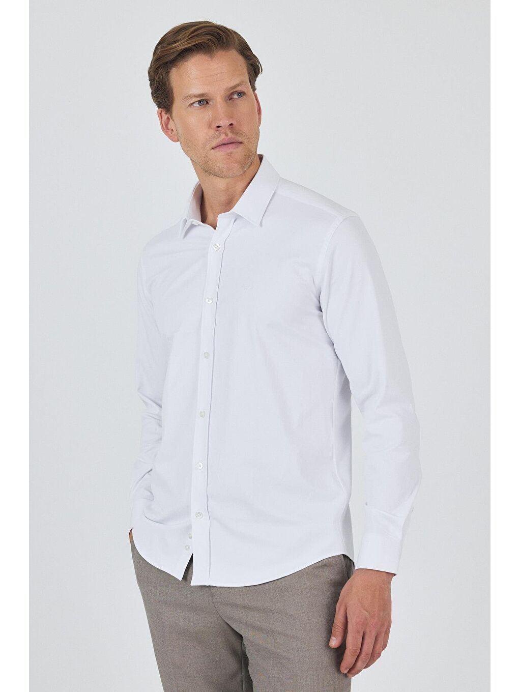 Beyaz Uzun Kol Düz Bez Ayağı Sert Yaka Cepsiz Pamuklu Classic Slim Fit Gömlek 1004250211-2