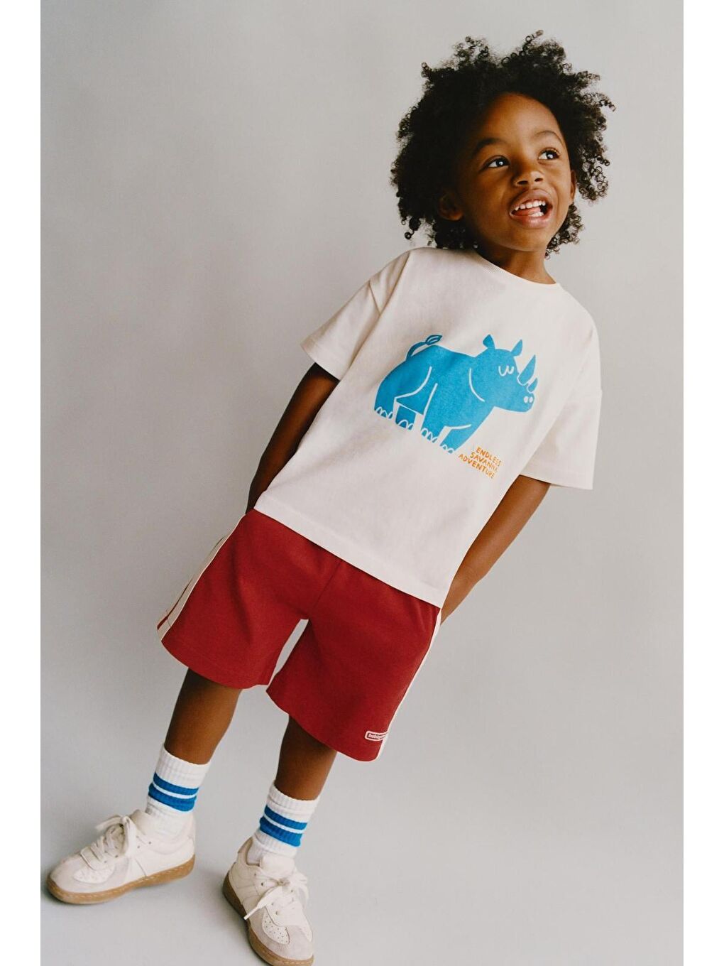 Karışık Erkek Çocuk Pamuklu Beyaz Gergedan Baskılı T-Shirt Kırmızı Şort Takım - Spor Yazlık Set