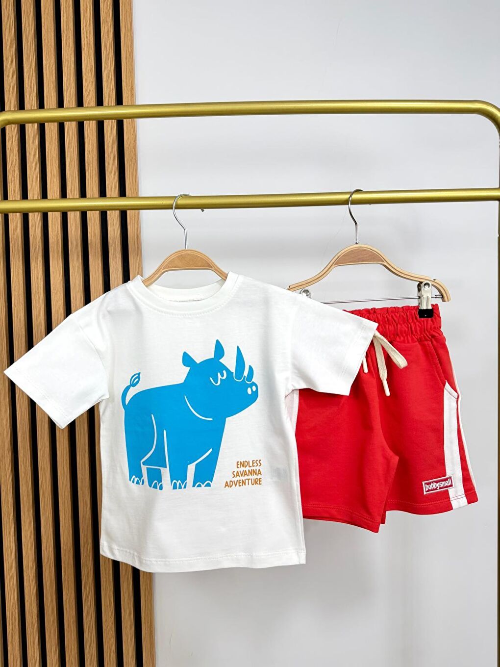 Karışık Erkek Çocuk Pamuklu Beyaz Gergedan Baskılı T-Shirt Kırmızı Şort Takım - Spor Yazlık Set-1