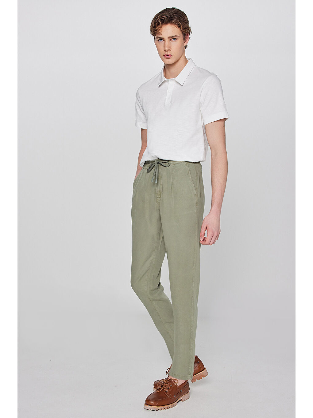 Yeşil Regular Fit Normal Kesim Yumuşak Dokulu Siyah Pantolon