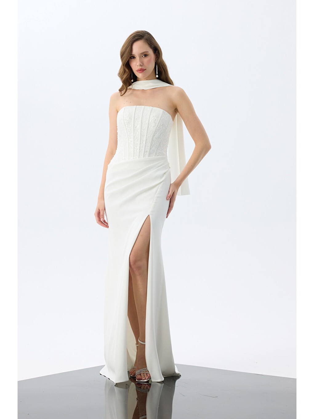 Beyaz Yırtmaçlı Şallı Krep Nikah Elbisesi-3