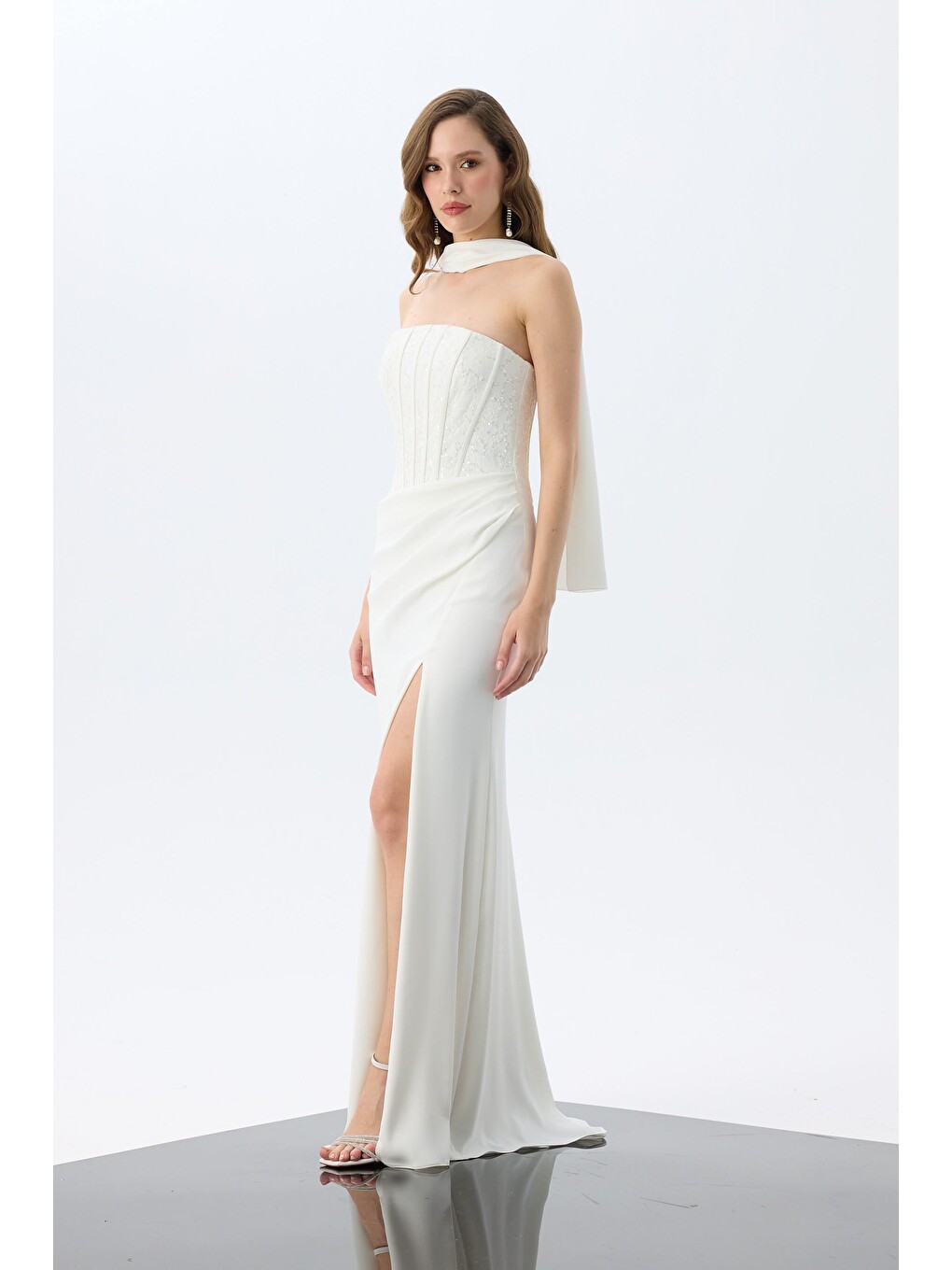 Beyaz Yırtmaçlı Şallı Krep Nikah Elbisesi-4