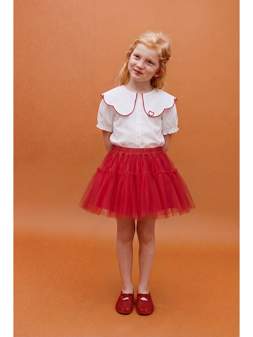 Kız Çocuk Pamuklu Beyaz Kalp Nakışlı Gömlek Ve Kırmızı Tül Etek Takım