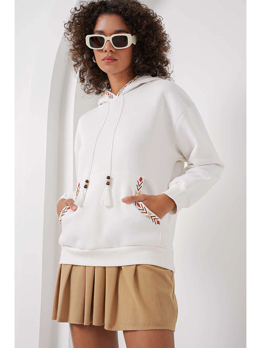 hazelin Beyaz Kadın Beyaz Etnik Desenli Kapüşonlu Şardonlu Oversize Sweatshirt HZL25W BD1554431 - 2