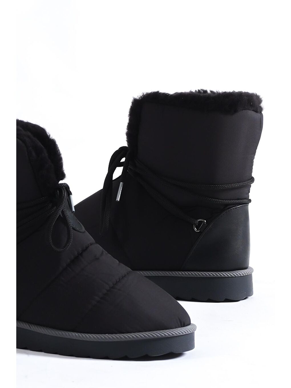 Siyah Paraşüt Kumaş Ön Bağcıklı Kadın Kar Botu