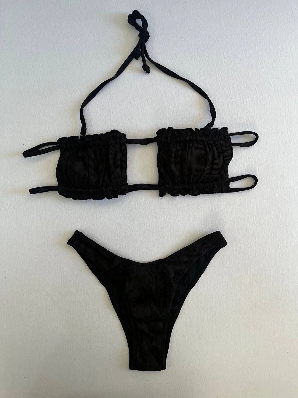Kadın Siyah İp Bağlamalı Büzgülü Straplez Bikini Takım HZL25S-LC2226-1