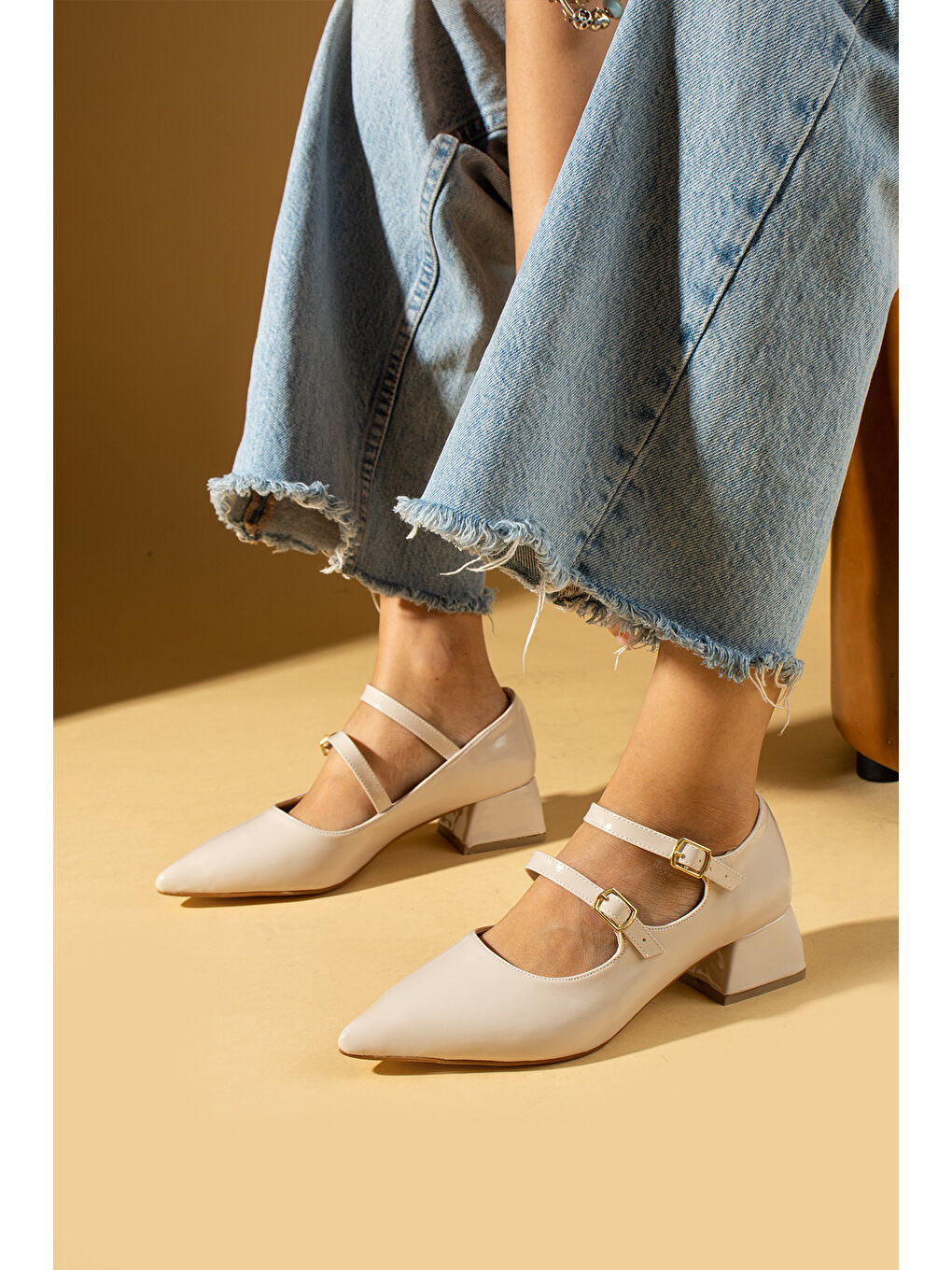 Bej Sivri Burun Çift Tokalı Kadın Topuklu Ayakkabı 86-27-24Rugan-1