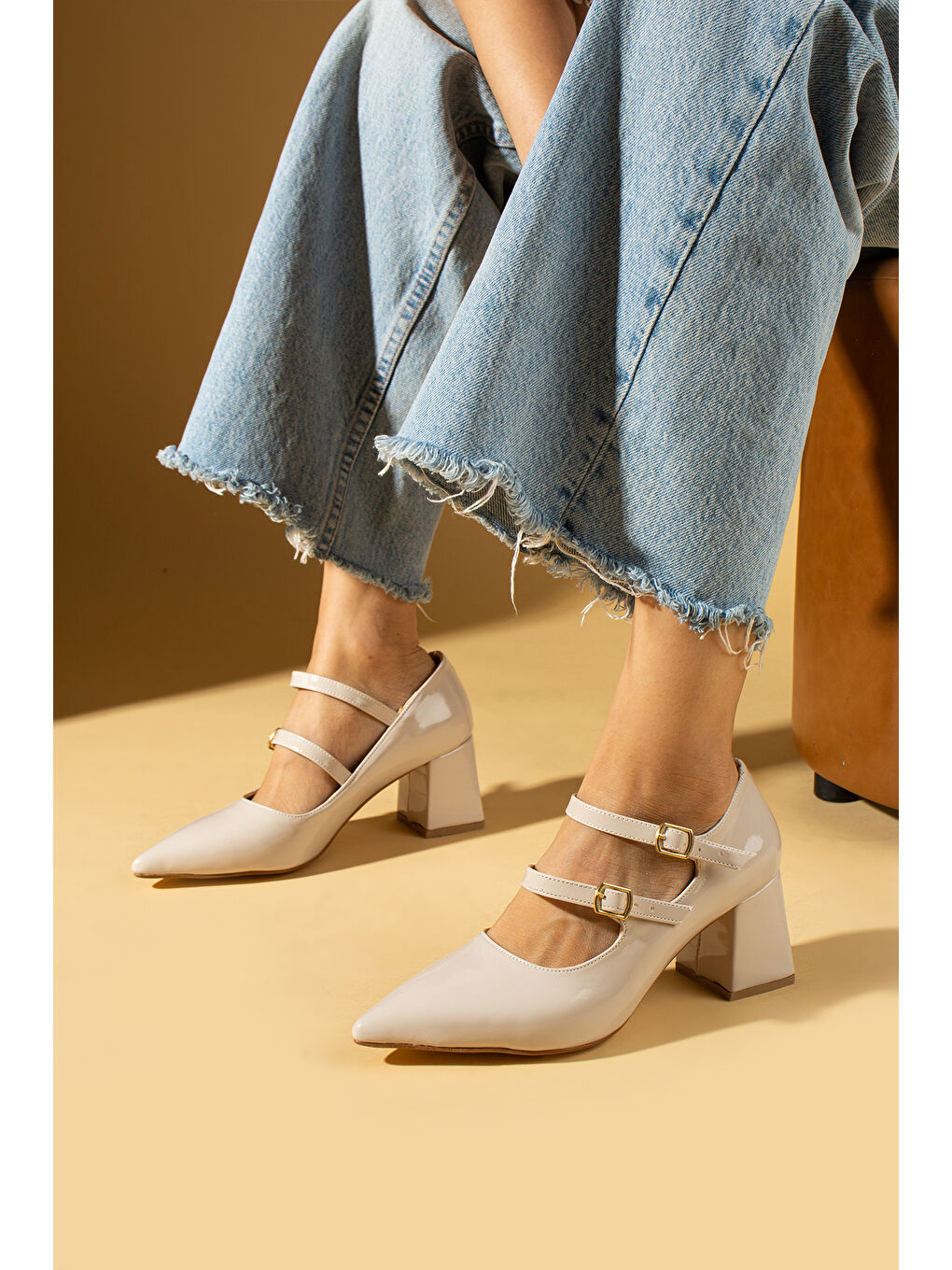 Bej Sivri Burun Çift Tokalı Kalın Topuklu Kadın Ayakkabı 86-28-24Rugan