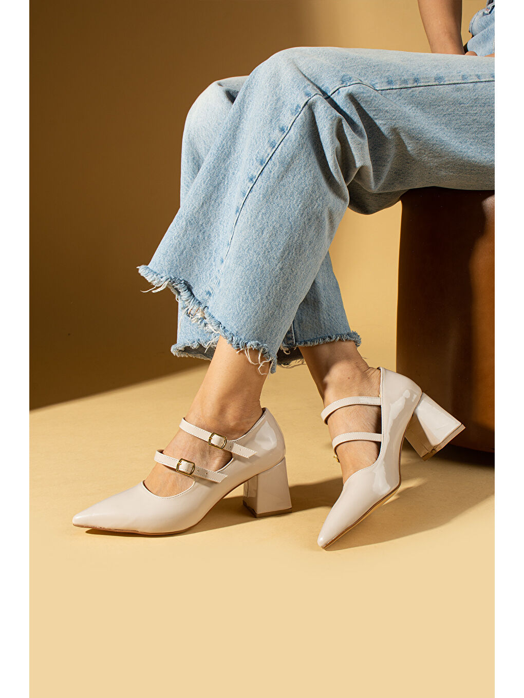 Bej Sivri Burun Çift Tokalı Kalın Topuklu Kadın Ayakkabı 86-28-24Rugan-1