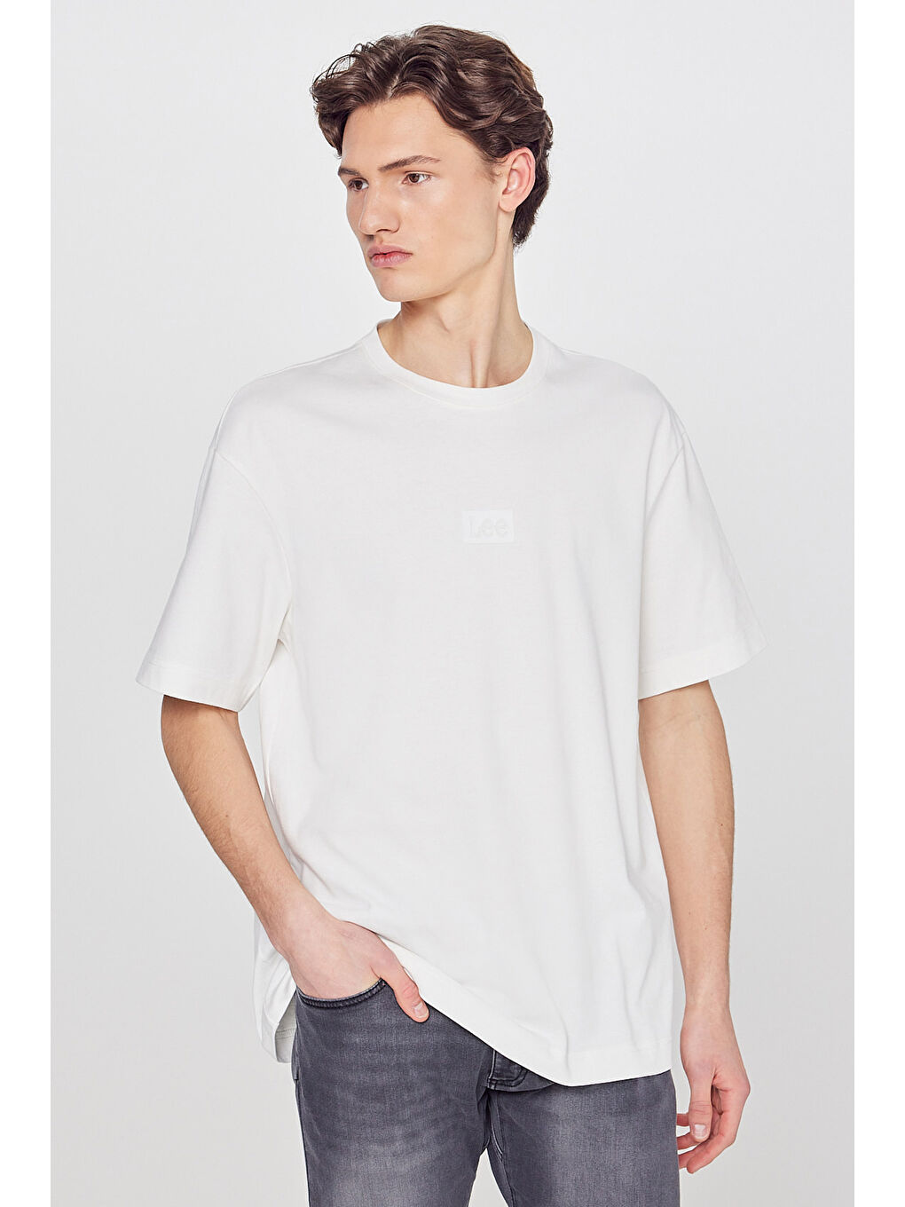 Beyaz %100 Pamuk Nefes Alan Kumaş Loose Fit Rahat Kesim Logo Detaylı Tişört-1