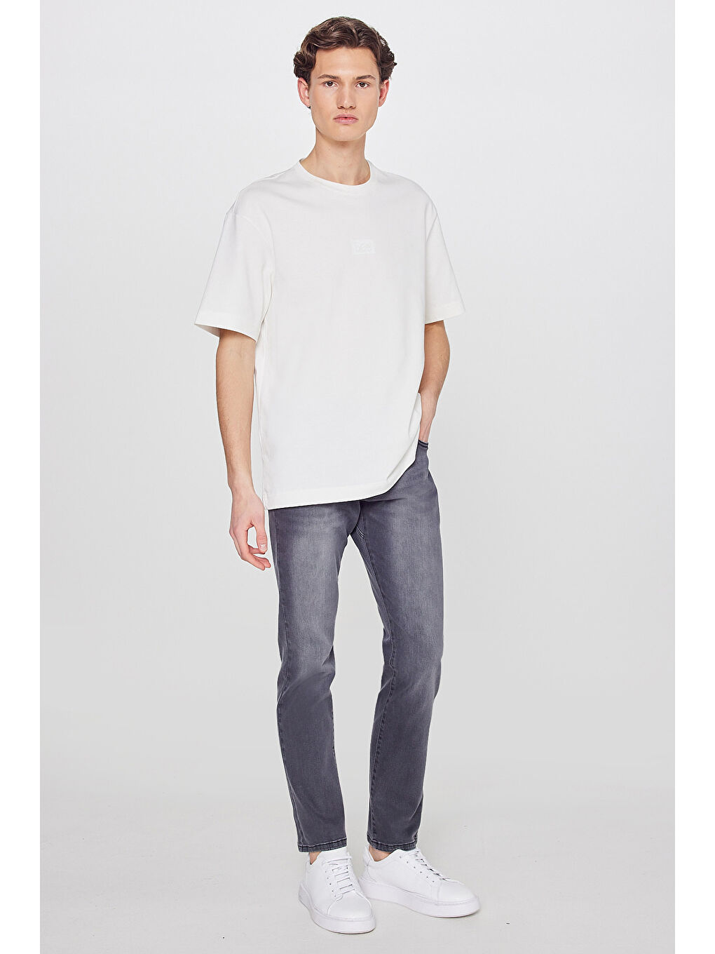 Beyaz %100 Pamuk Nefes Alan Kumaş Loose Fit Rahat Kesim Logo Detaylı Tişört-2