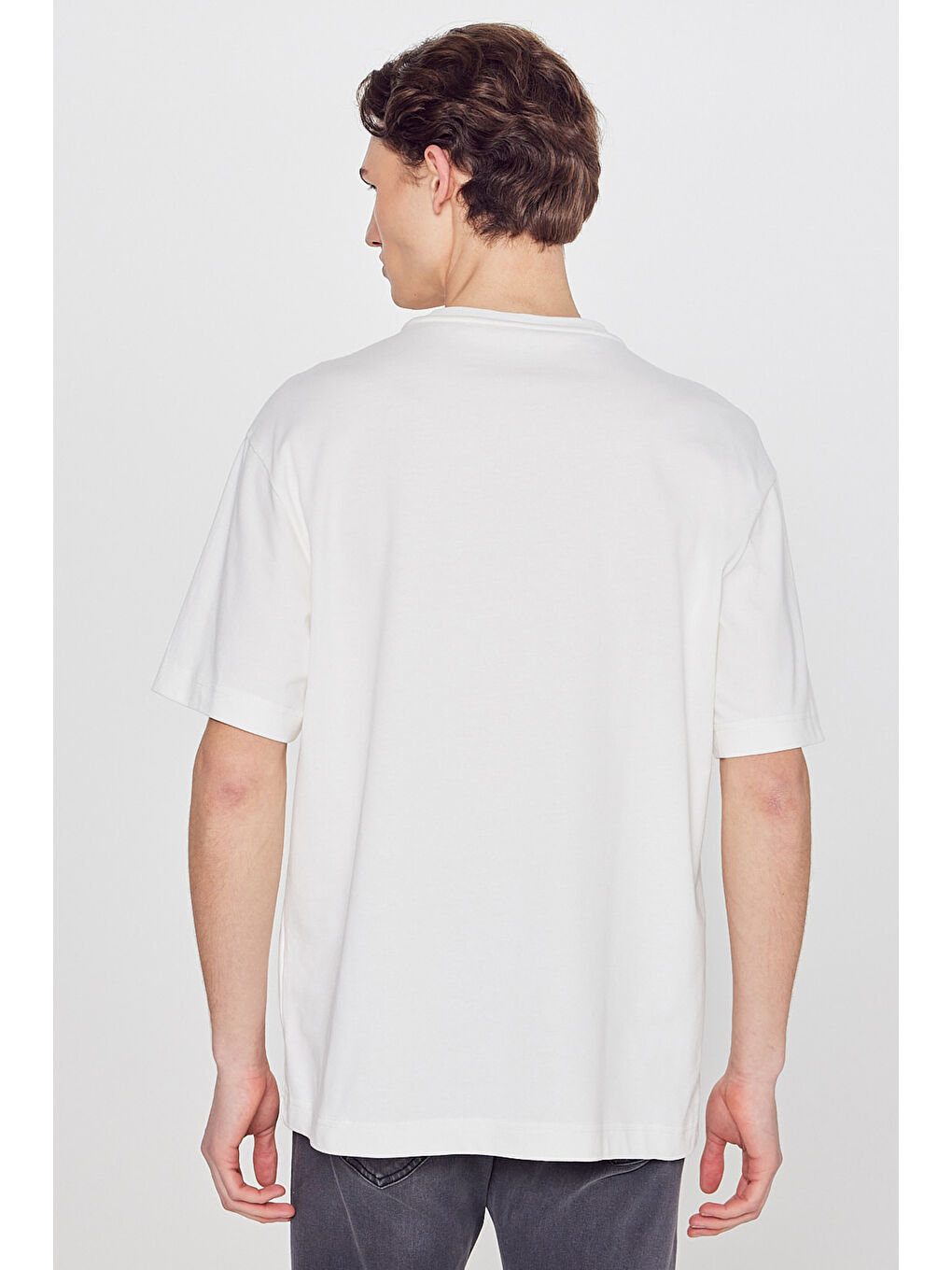 Beyaz %100 Pamuk Nefes Alan Kumaş Loose Fit Rahat Kesim Logo Detaylı Tişört-4