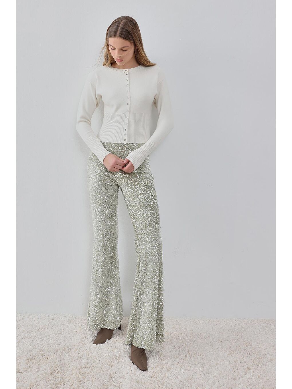 Ekru Sedef Düğmeli Yumuşak Tuşeli Triko Hırka-5