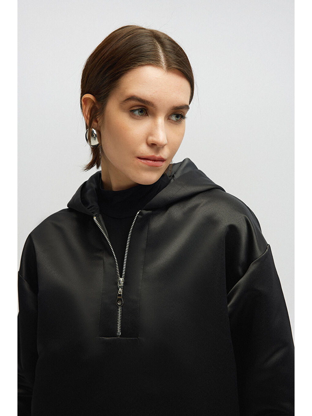 Siyah Fermuarlı Saten Sweatshırt-4