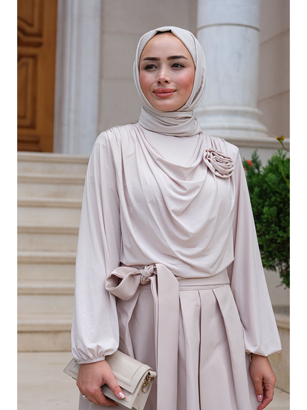 Ekru Degaje Yaka Çicek Detaylı Bluz Krem