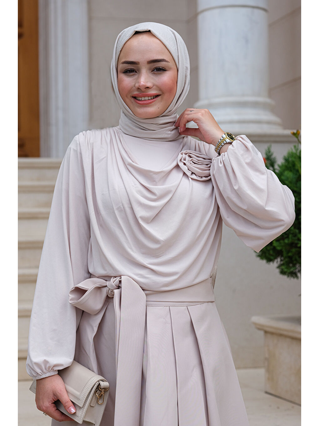 Ekru Degaje Yaka Çicek Detaylı Bluz Krem-1