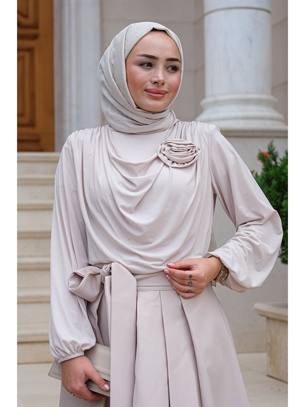 Ekru Degaje Yaka Çicek Detaylı Bluz Krem-2