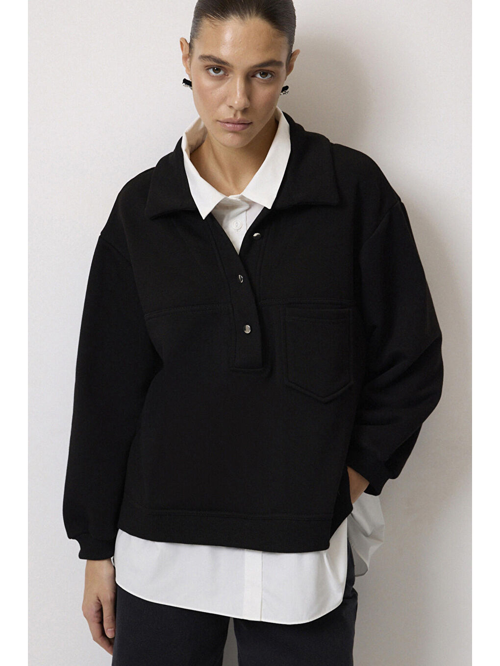Siyah Gömlek Detaylı Sweatshırt-1
