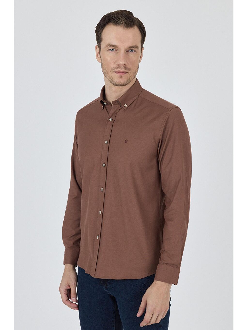 Kahverengi Uzun Kol Düz Bez Ayağı Düğmeli Yaka Cepsiz Pamuklu Casual Slim Fit Gömlek 1004250212