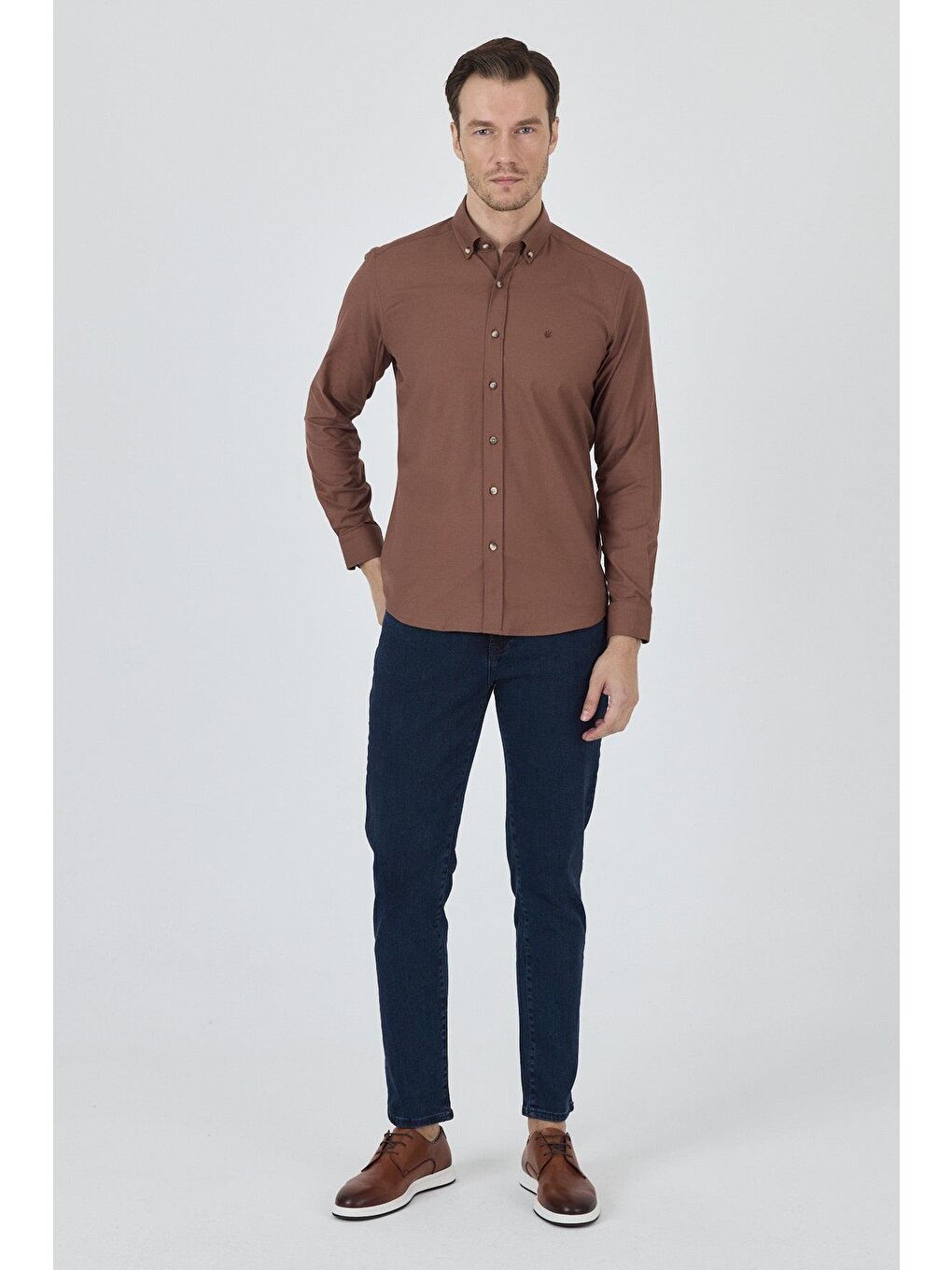 Kahverengi Uzun Kol Düz Bez Ayağı Düğmeli Yaka Cepsiz Pamuklu Casual Slim Fit Gömlek 1004250212-1