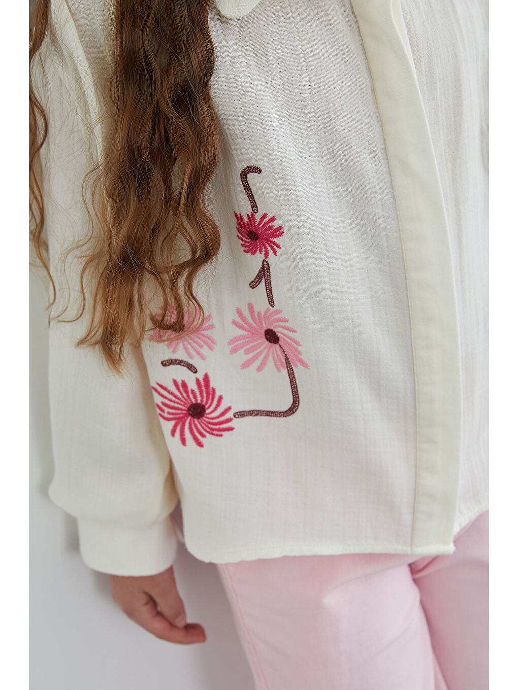Ekru Çiçek Nakışlı Müslin Kumaş Kız Çocuk Gömlek-3