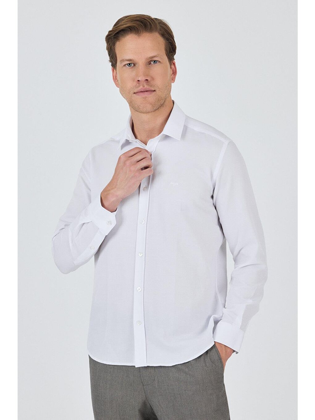 Beyaz Uzun Kol Desenli Armürlü Sert Yaka Cepsiz Pamuklu Classic Slim Fit Gömlek 1004250208-2
