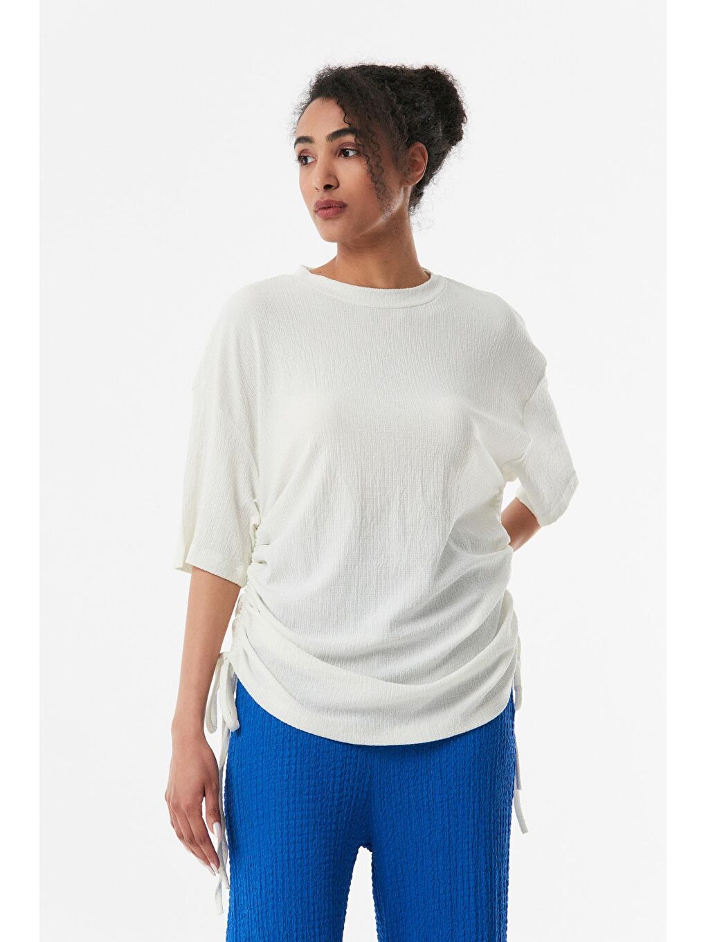 Ekru Bürümcük Kumaş Yanları Büzgülü Oversize Tişört-2