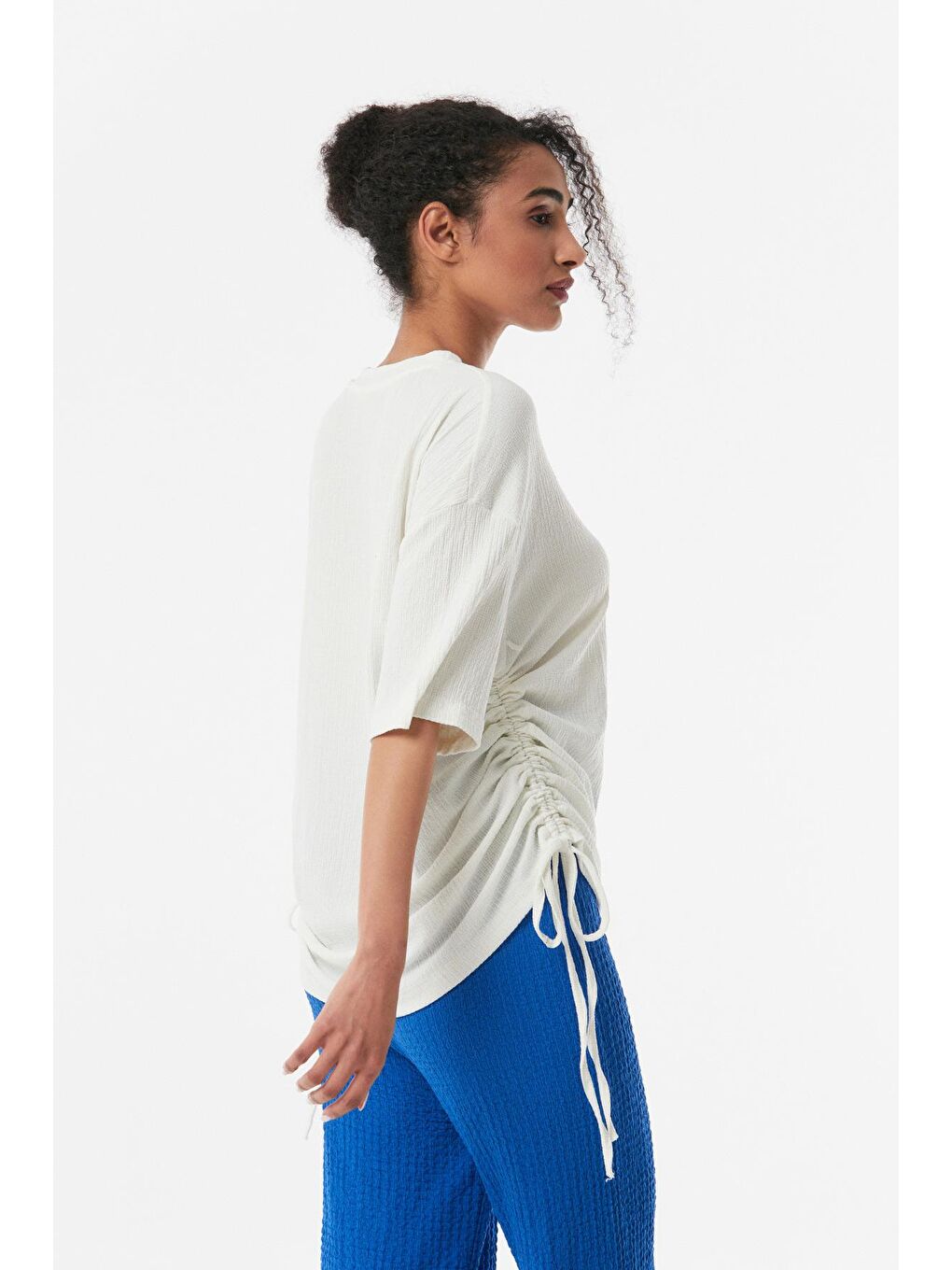 Ekru Bürümcük Kumaş Yanları Büzgülü Oversize Tişört-3