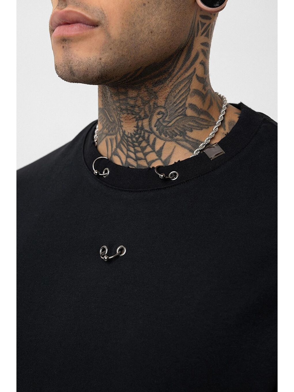 Oversize Metal Halka Detaylı Tişört Siyah-4