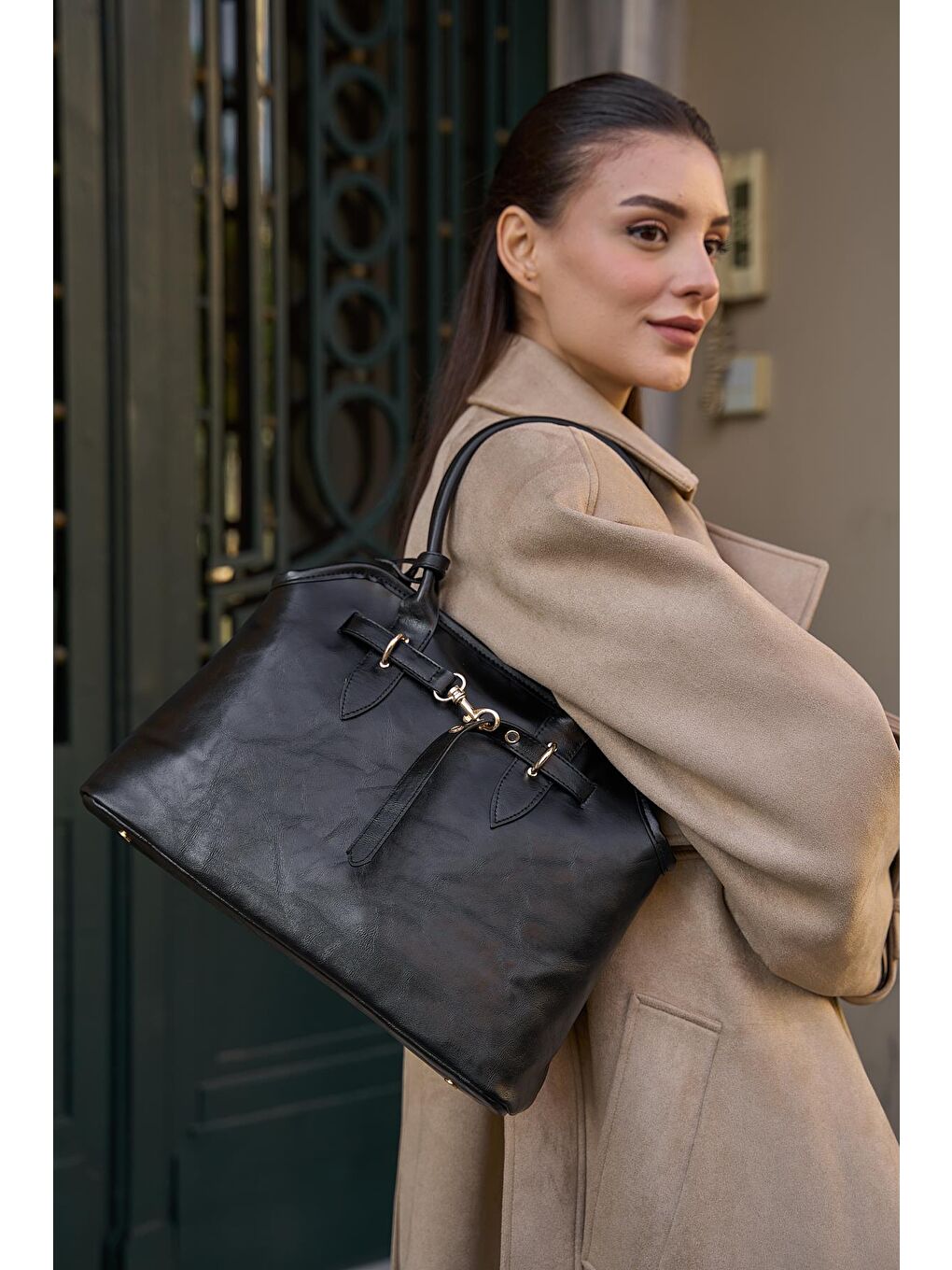 Kemer Detaylı Retro El Çantası Siyah-1