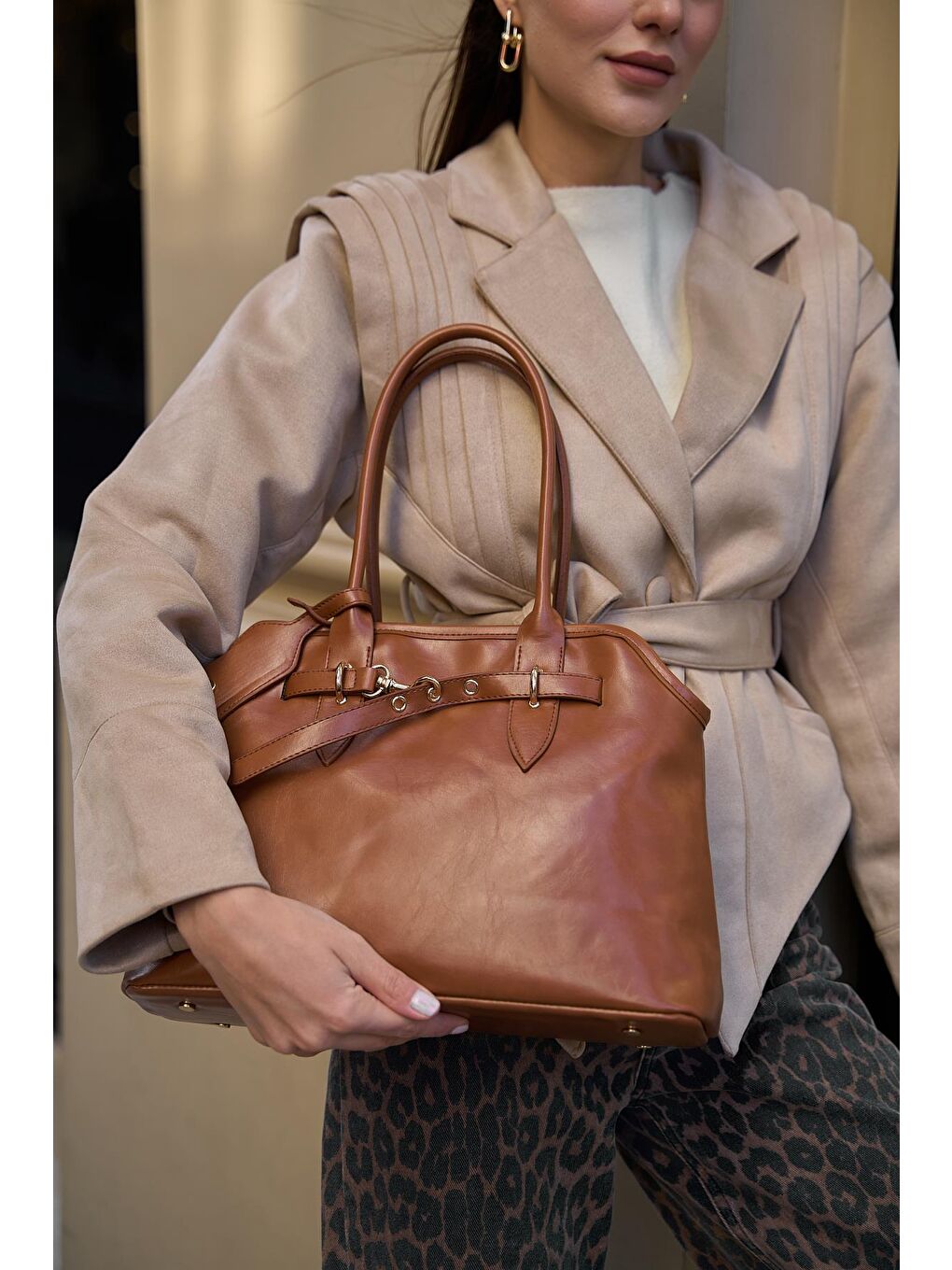 Kahverengi Kemer Detaylı Retro El Çantası Taba